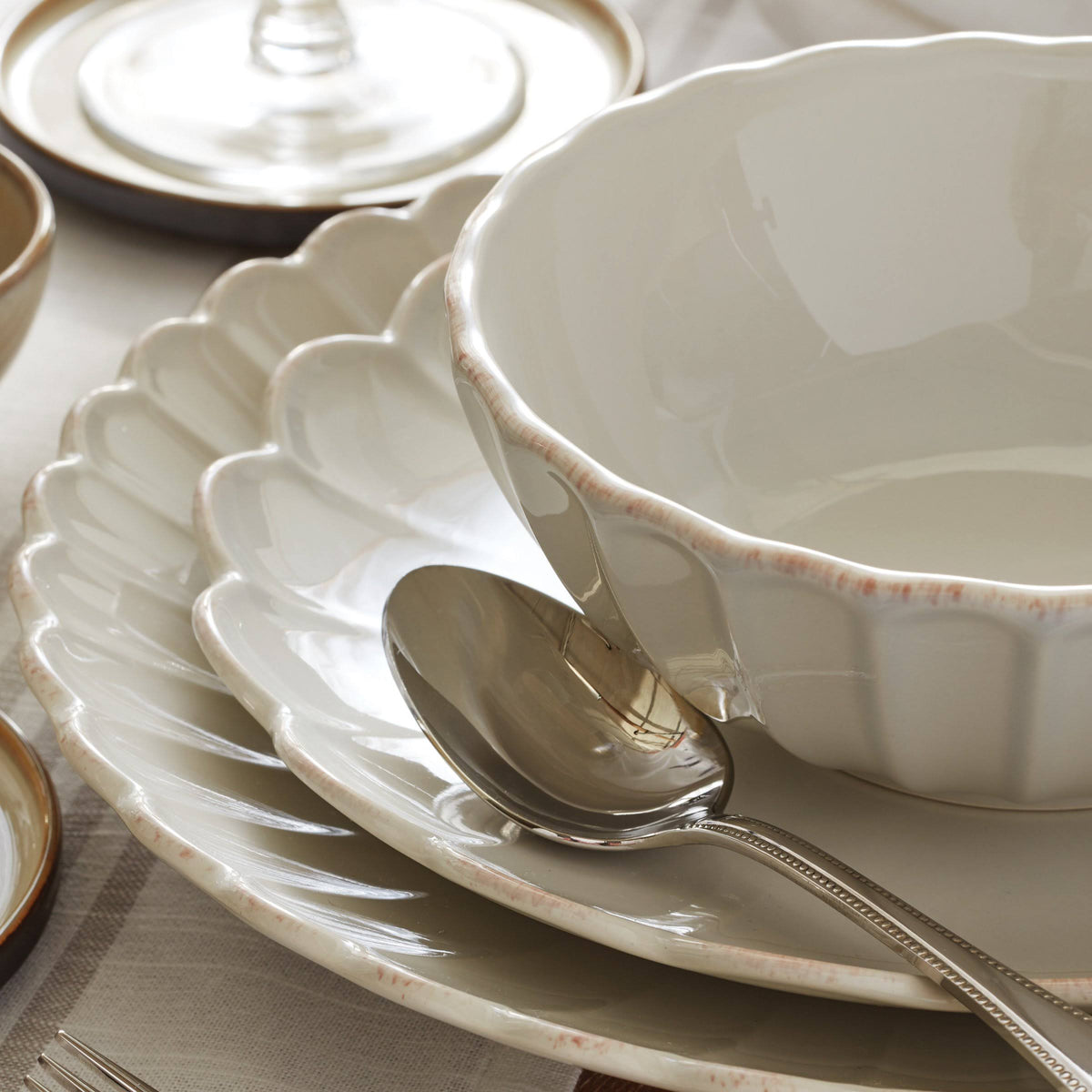 French Perle Scallop 4-Piece Accent Plate Set P635